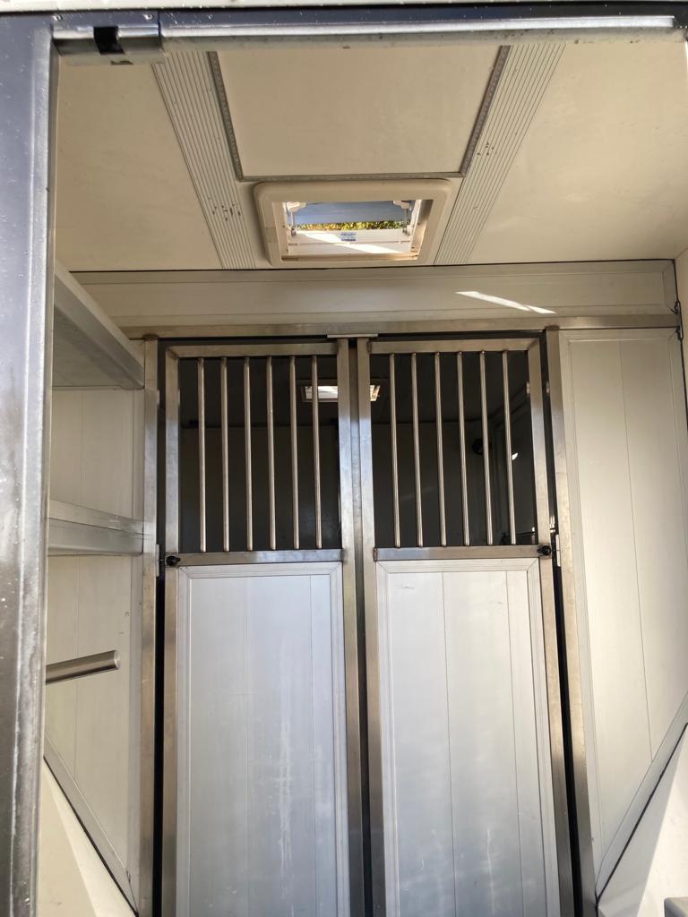 Metalen tafel van Meurs Metaaldesign