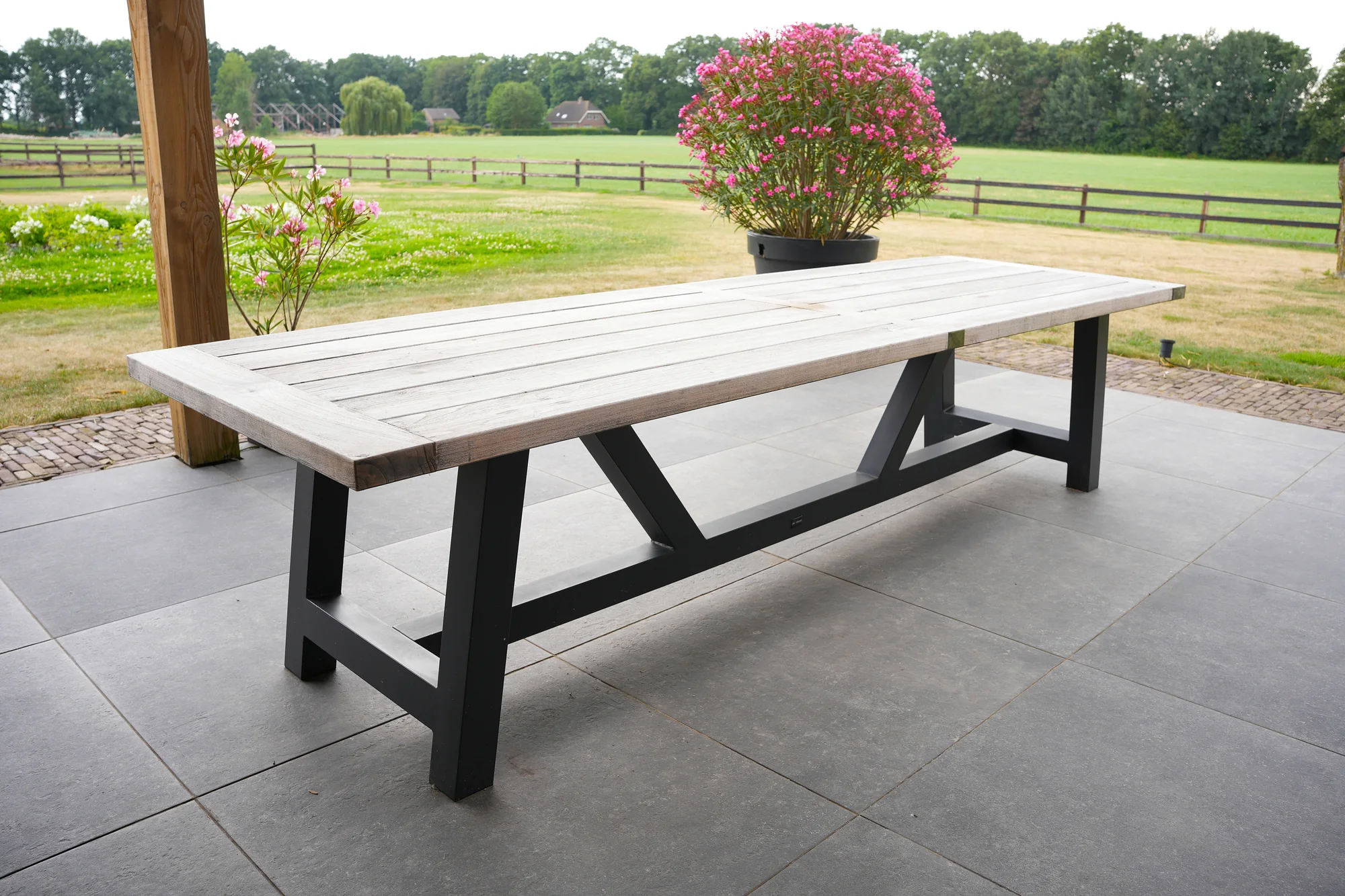Maatwerk buitentafel met zwart stalen onderstel en houten blad