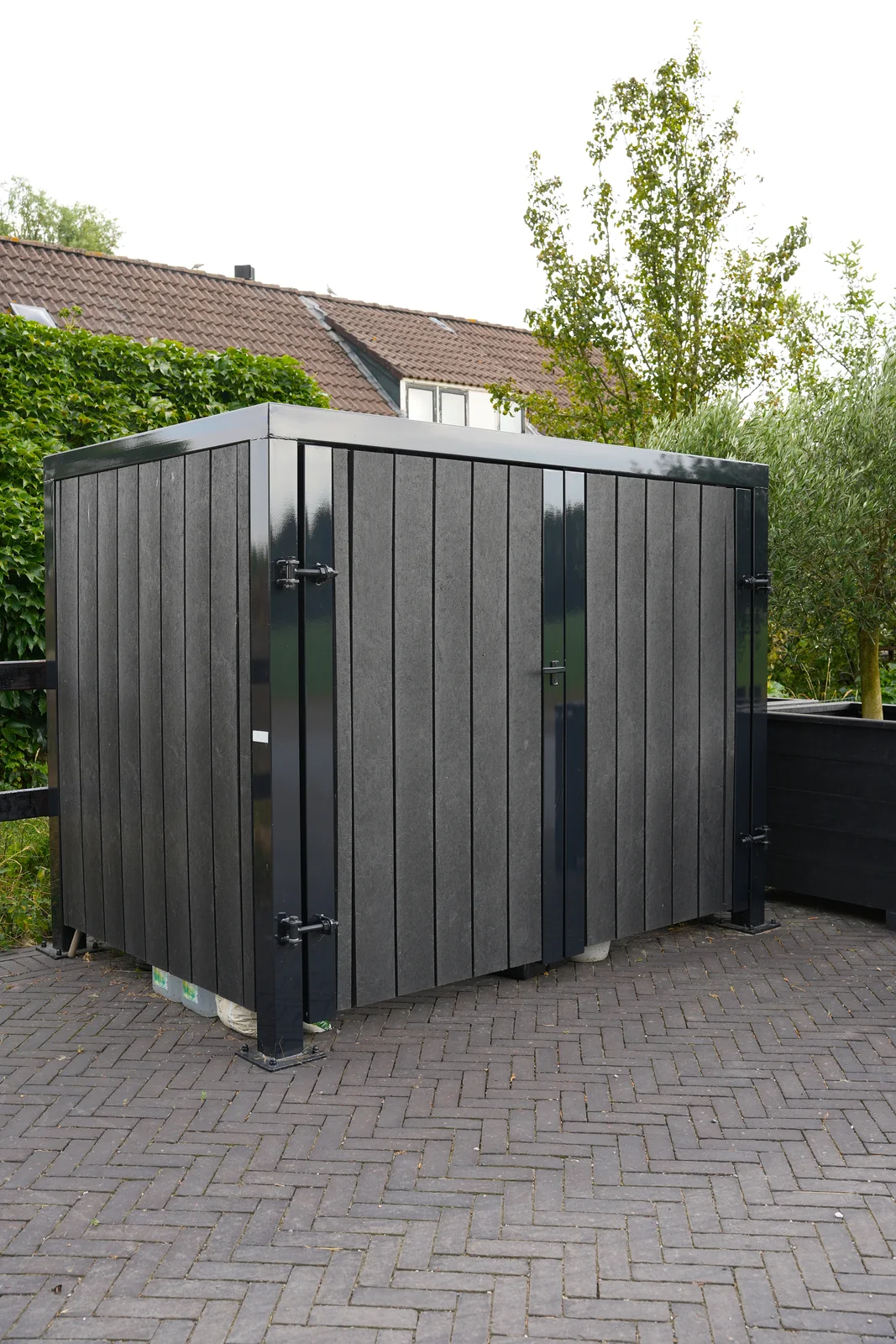 Vooraanzicht van de donkere maatwerk tuinberging