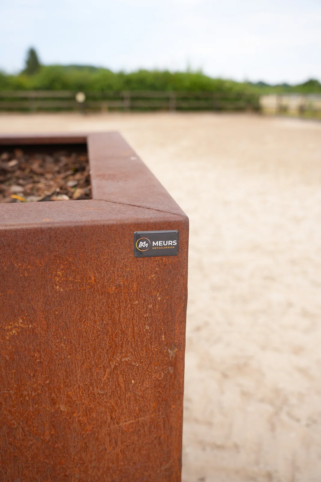 Detail van het Meurs Metaaldesign-merk op de boombak