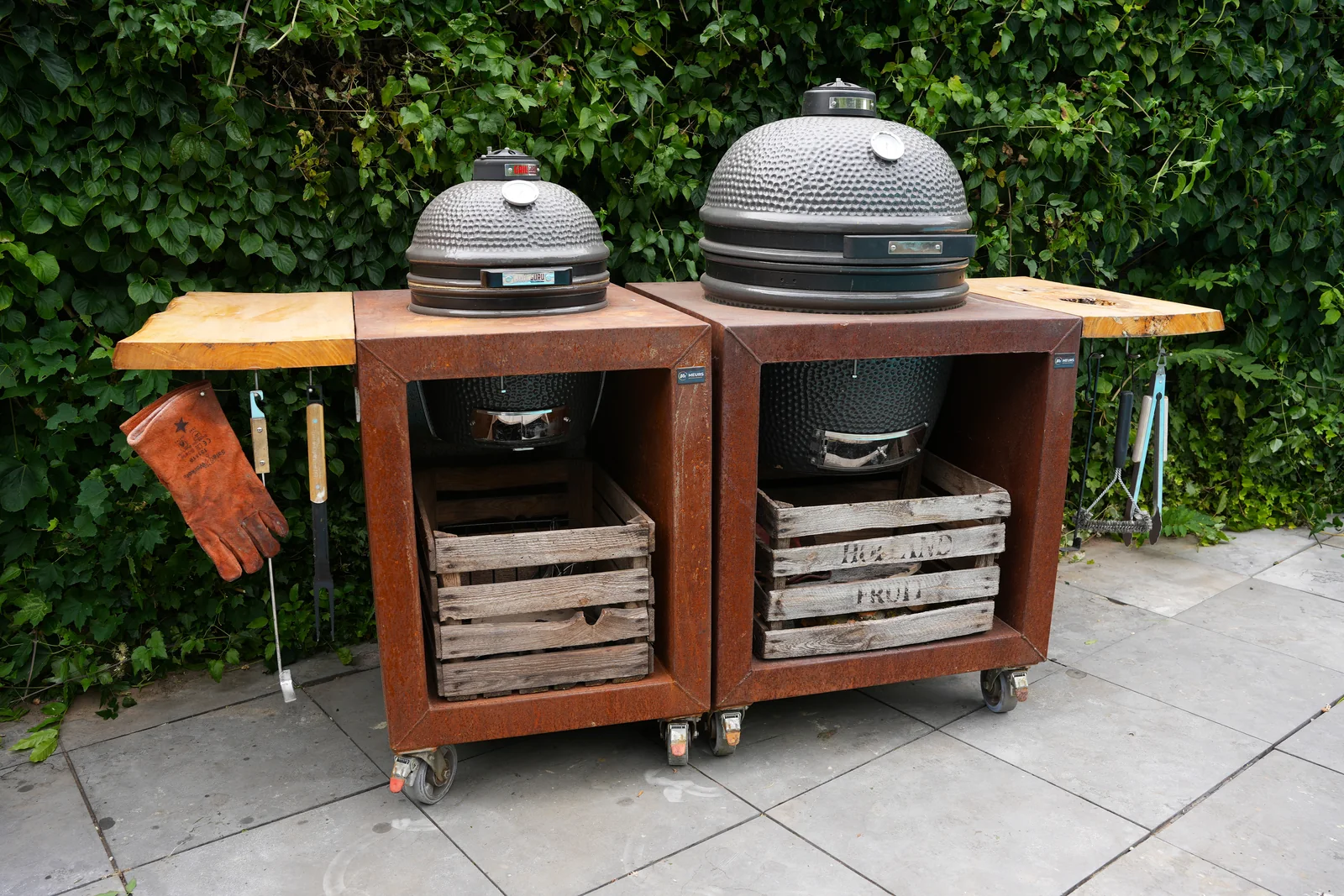 Mobiele buitenkeuken met houten werkbladen en twee kamado's