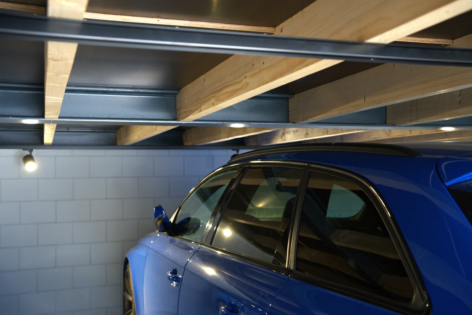 De volledige garage met de nieuwe vliering boven de auto
