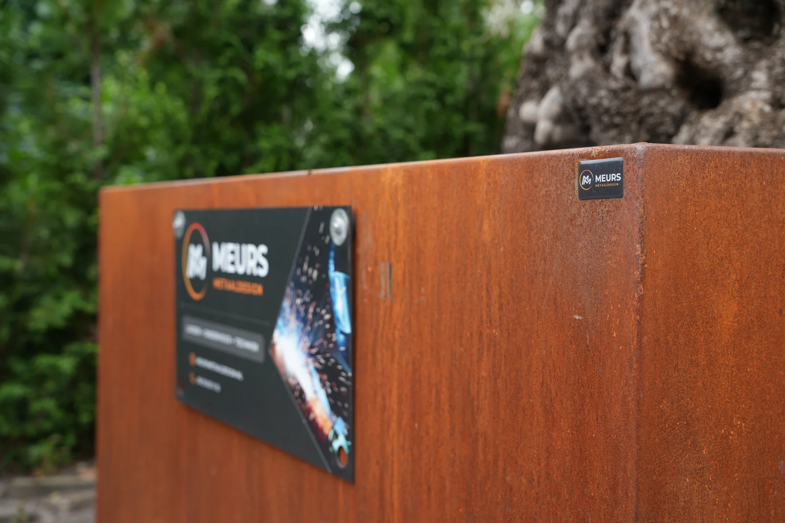 Detail van de hoek en het Meurs Metaaldesign-merk op de plantenbak
