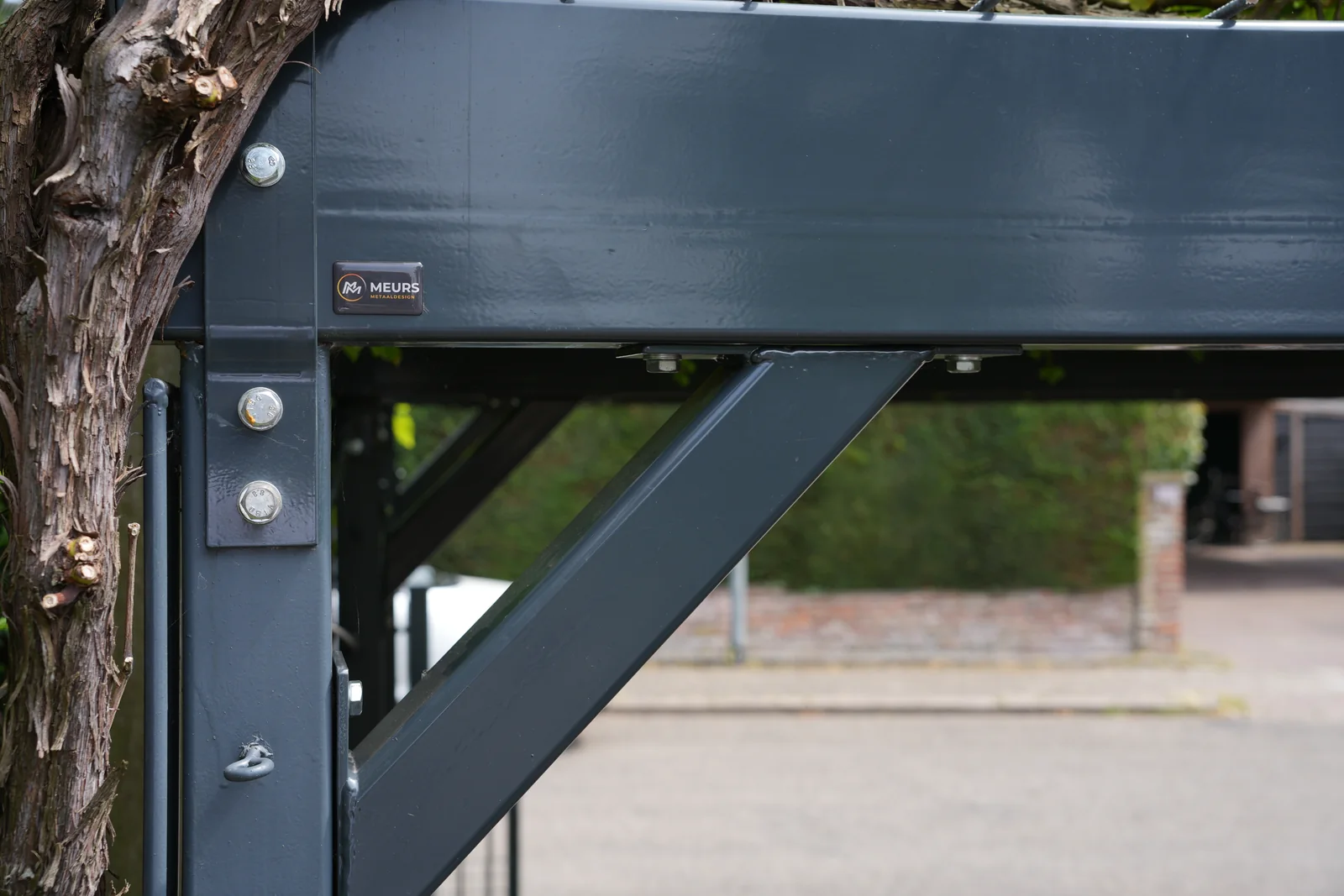Boutverbinding en schoor van de stalen pergola