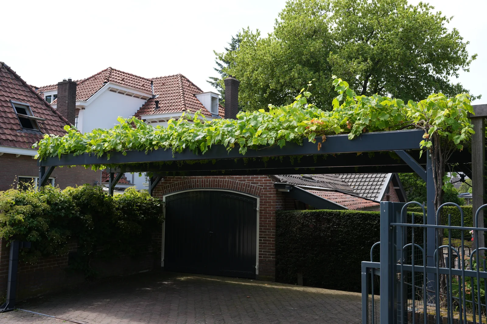 Stalen pergola over de volledige breedte van de oprit