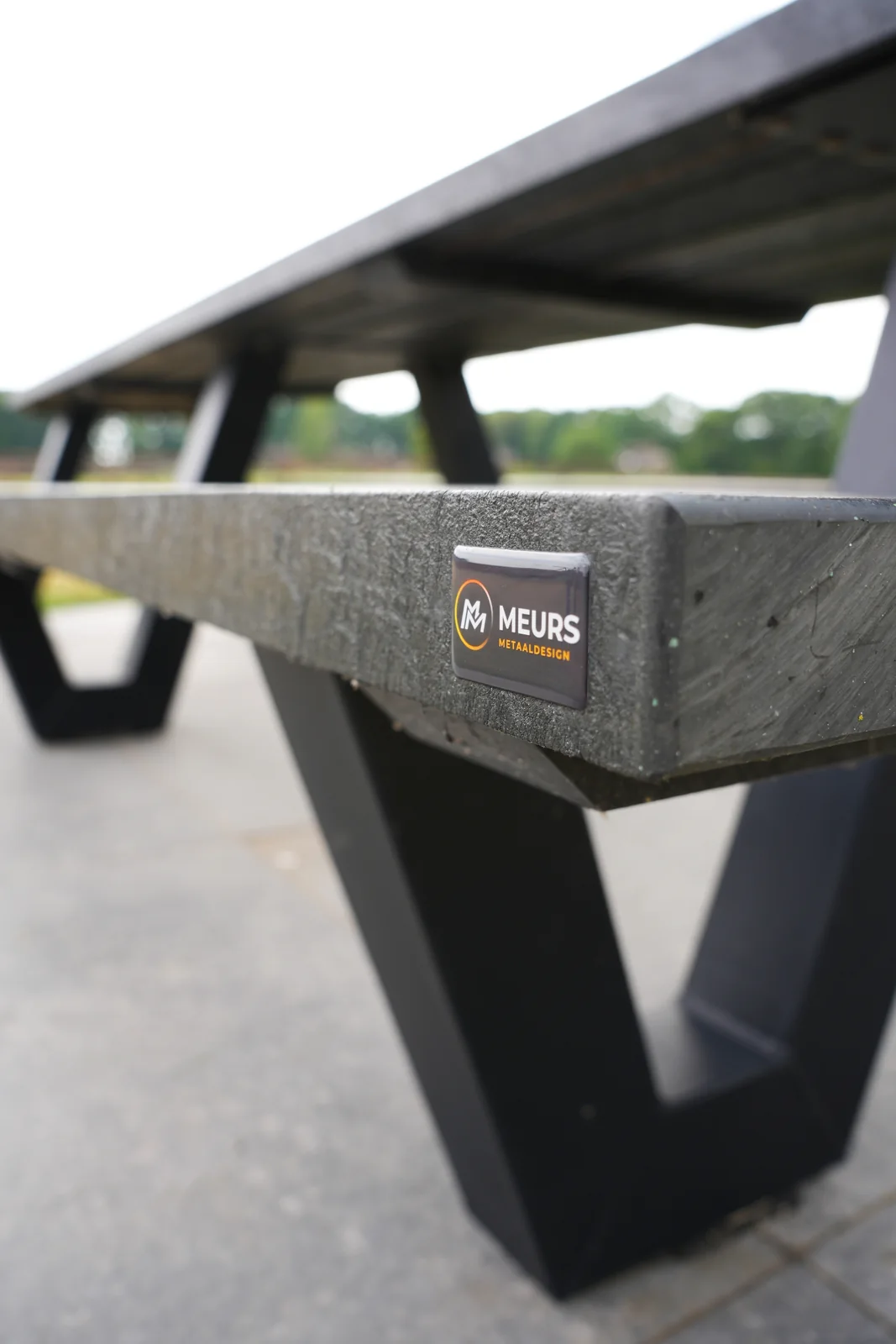Detail van het Meurs Metaaldesign-merk op de picknicktafel