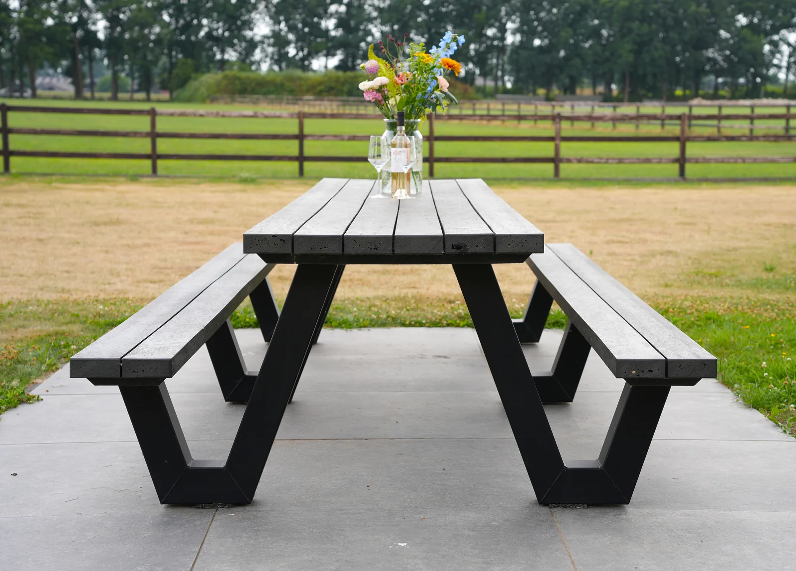 Vooraanzicht van de picknicktafel met geïntegreerde banken
