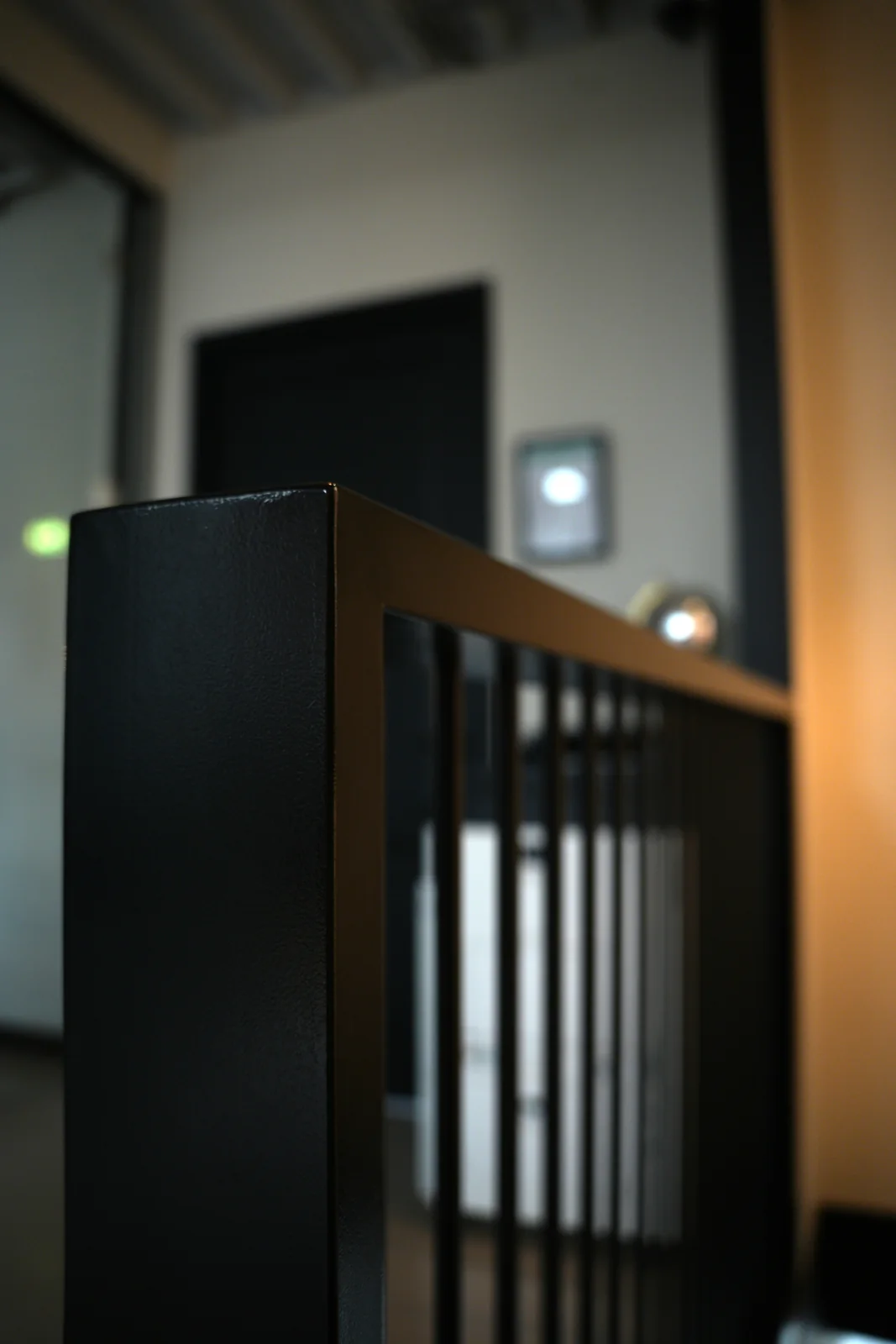 Detail van de afwerking van de zwarte stalen roomdivider