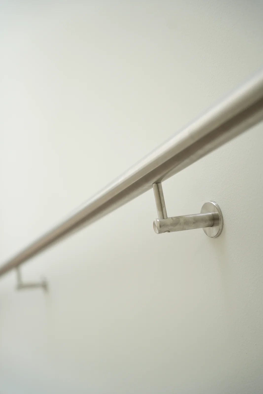 Detail van een wandbevestiging van de RVS trapleuning