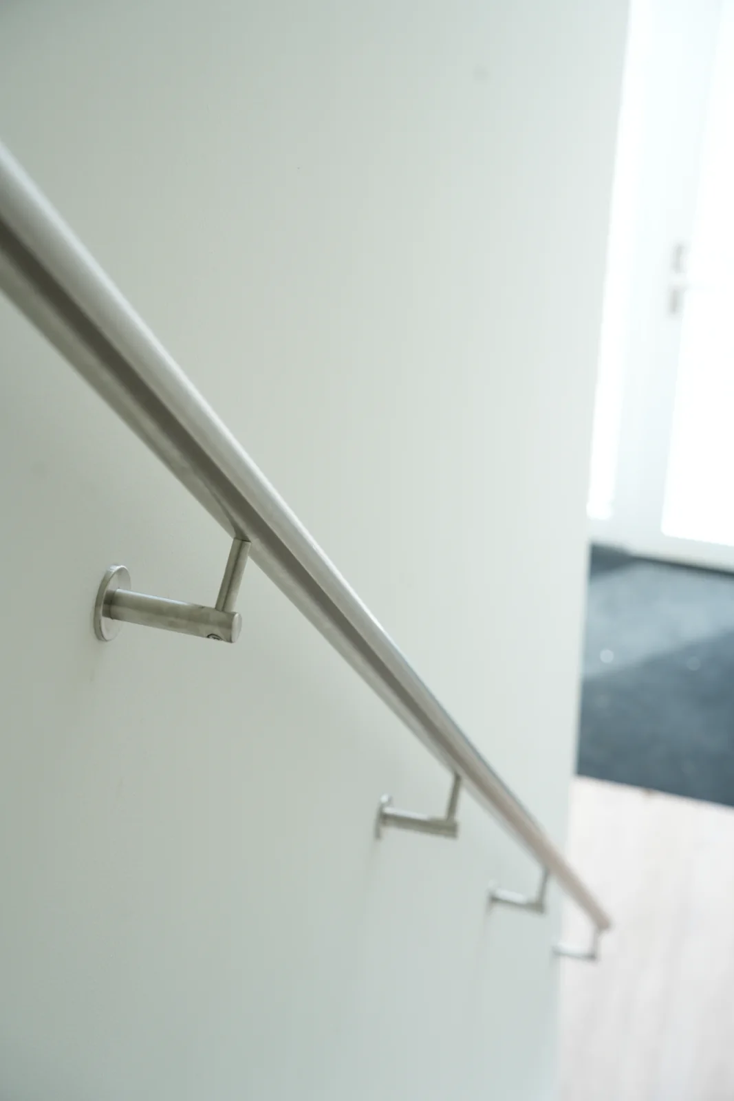 Zijaanzicht van de trapleuning en wandsteunen