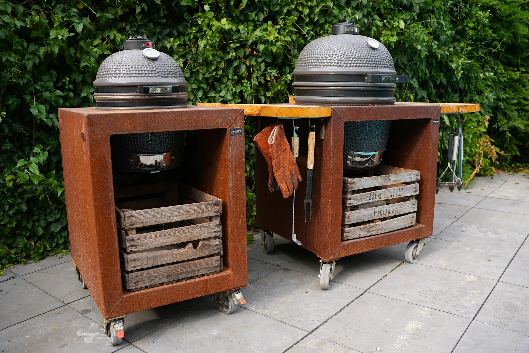 Mobiele cortenstalen buitenkeuken voor twee kamado barbecues