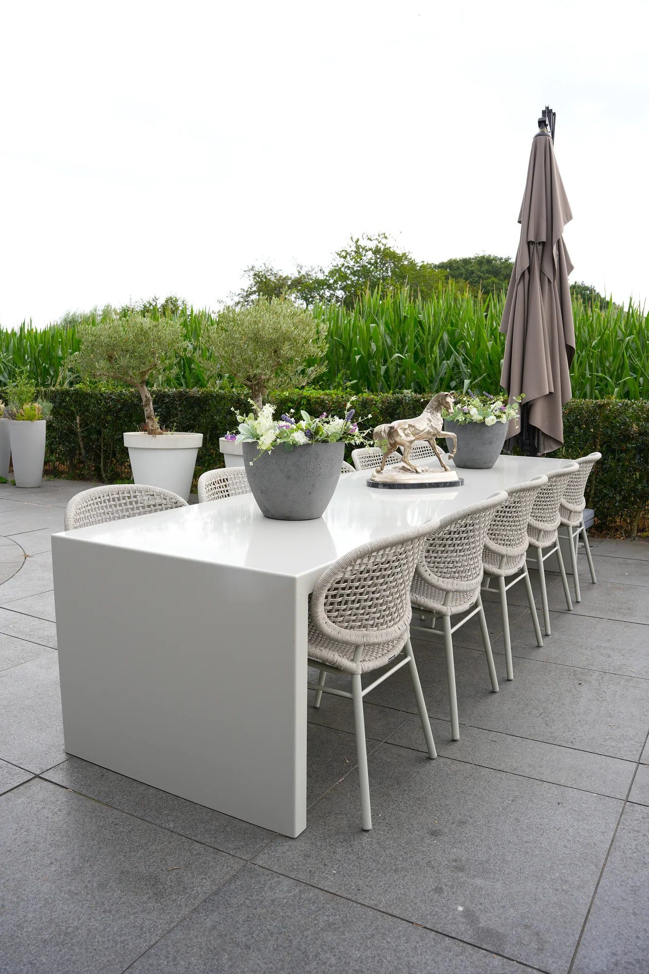 Moderne witte maatwerk buitentafel op een terras